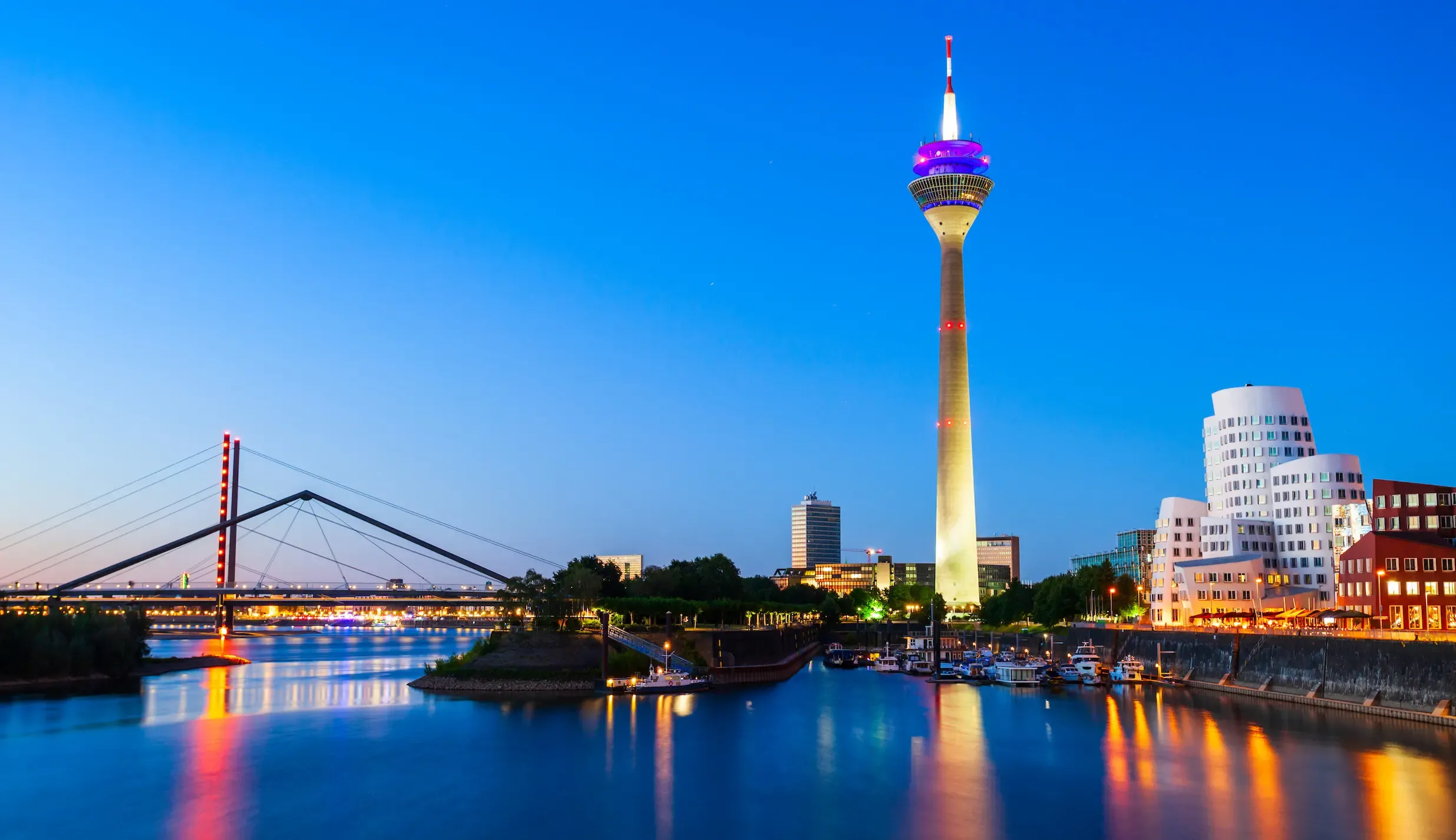 Düsseldorf mit Rheinturm und Medienhafen