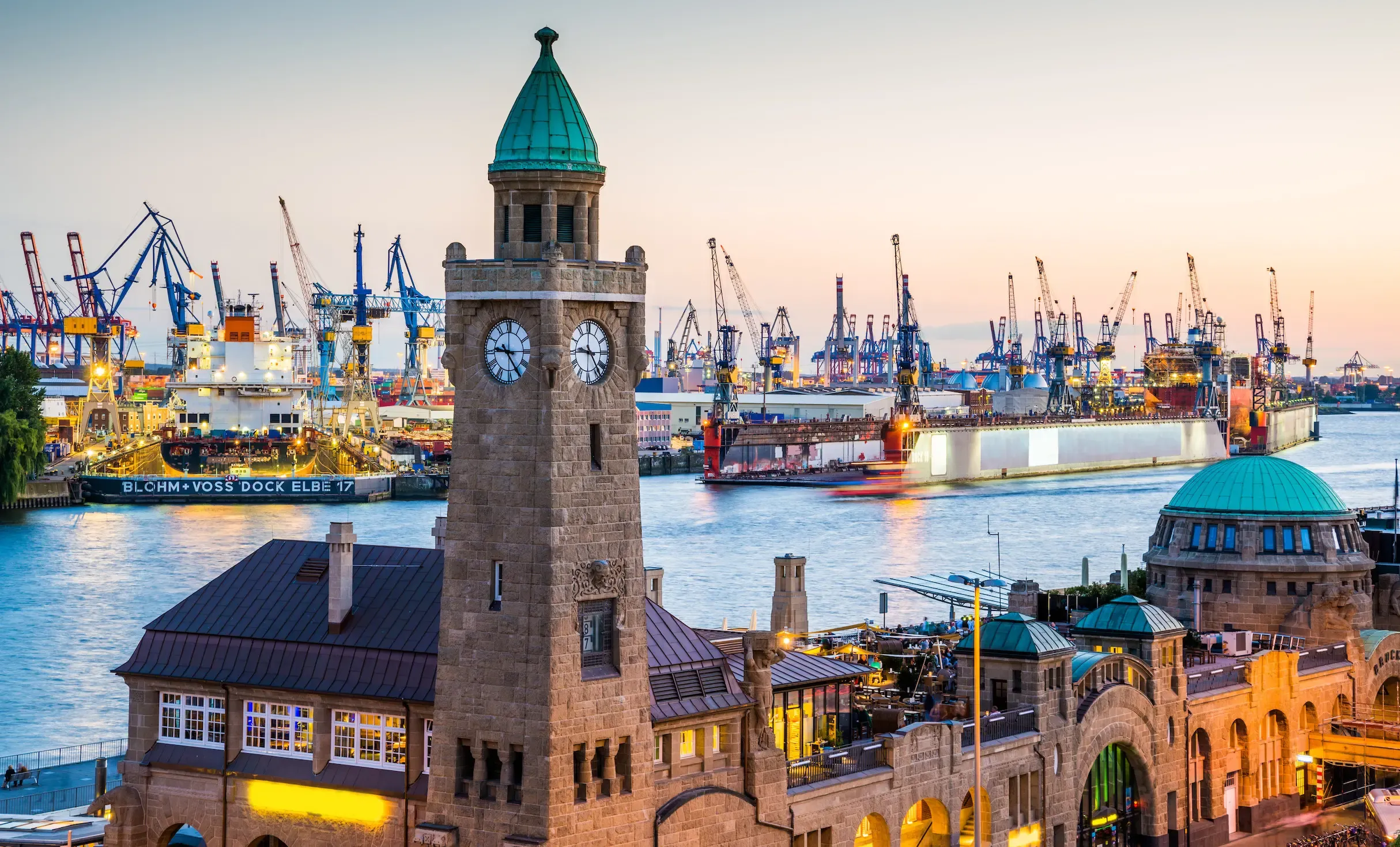 Hamburg mit Landungsbrücken und Hafen