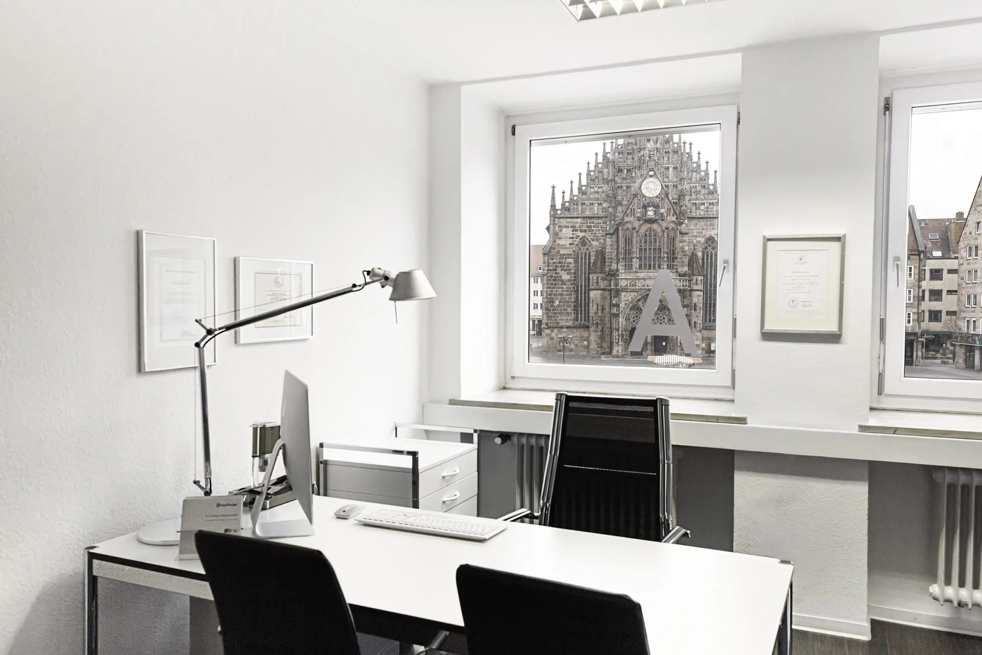 Sprechzimmer in Nürnberg mit Blick auf die Frauenkirche