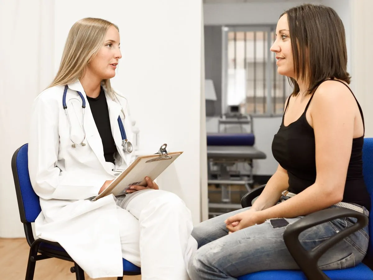Ärztin im Gespräch mit einer Patientin